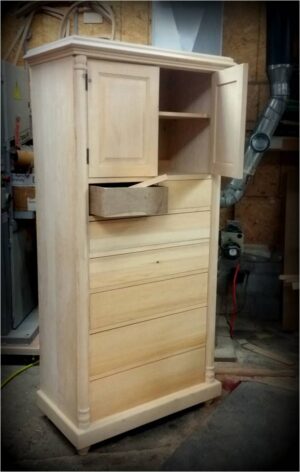 The dovetailed drawers ride on wooden centre guides. Th upper shelf is adjustable